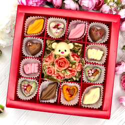 Шоколадный набор "Мишка с розами" и 12 конфет ручной работы
