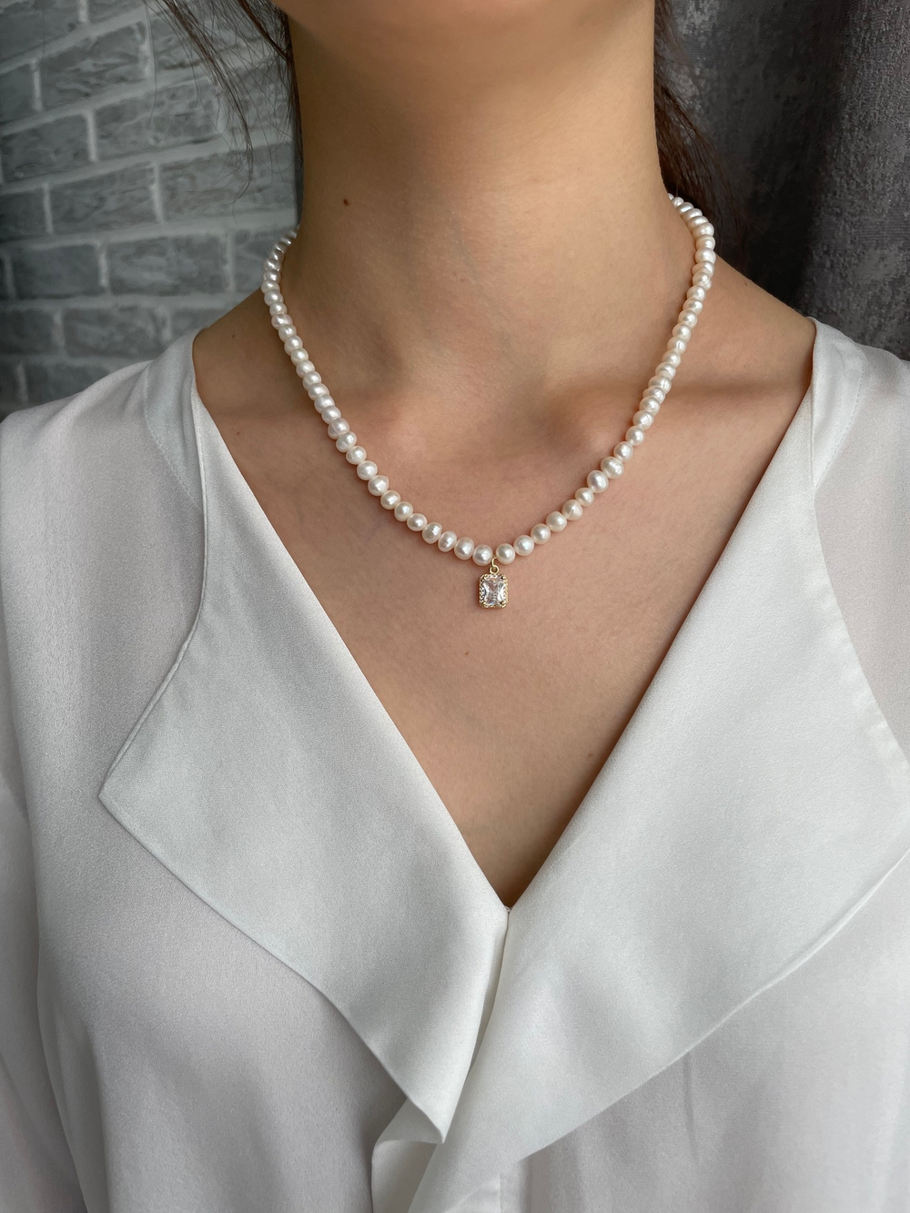 Колье из речного жемчуга с подвеской в цвете золото с кристаллом