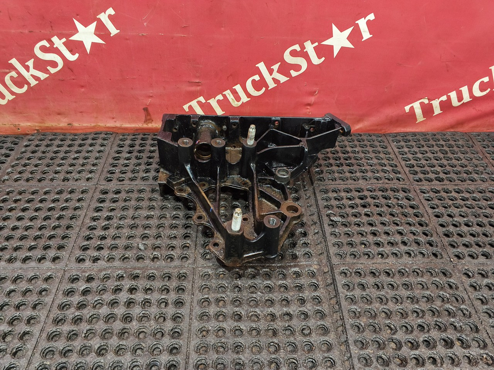 Кронштейн буксировочный левый