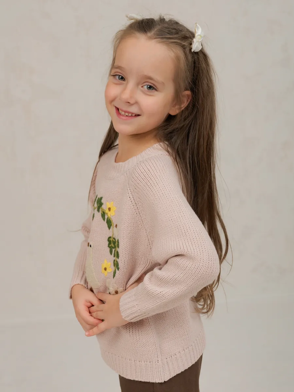 Джемпер вязаный для девочки с вышивкой