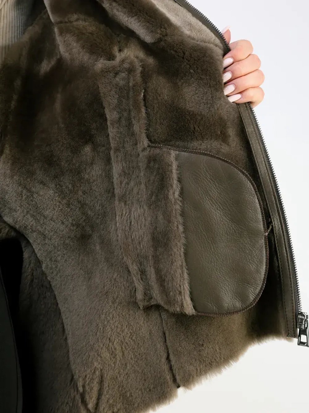 Дубленка зимняя натуральная с капюшоном оверсайз