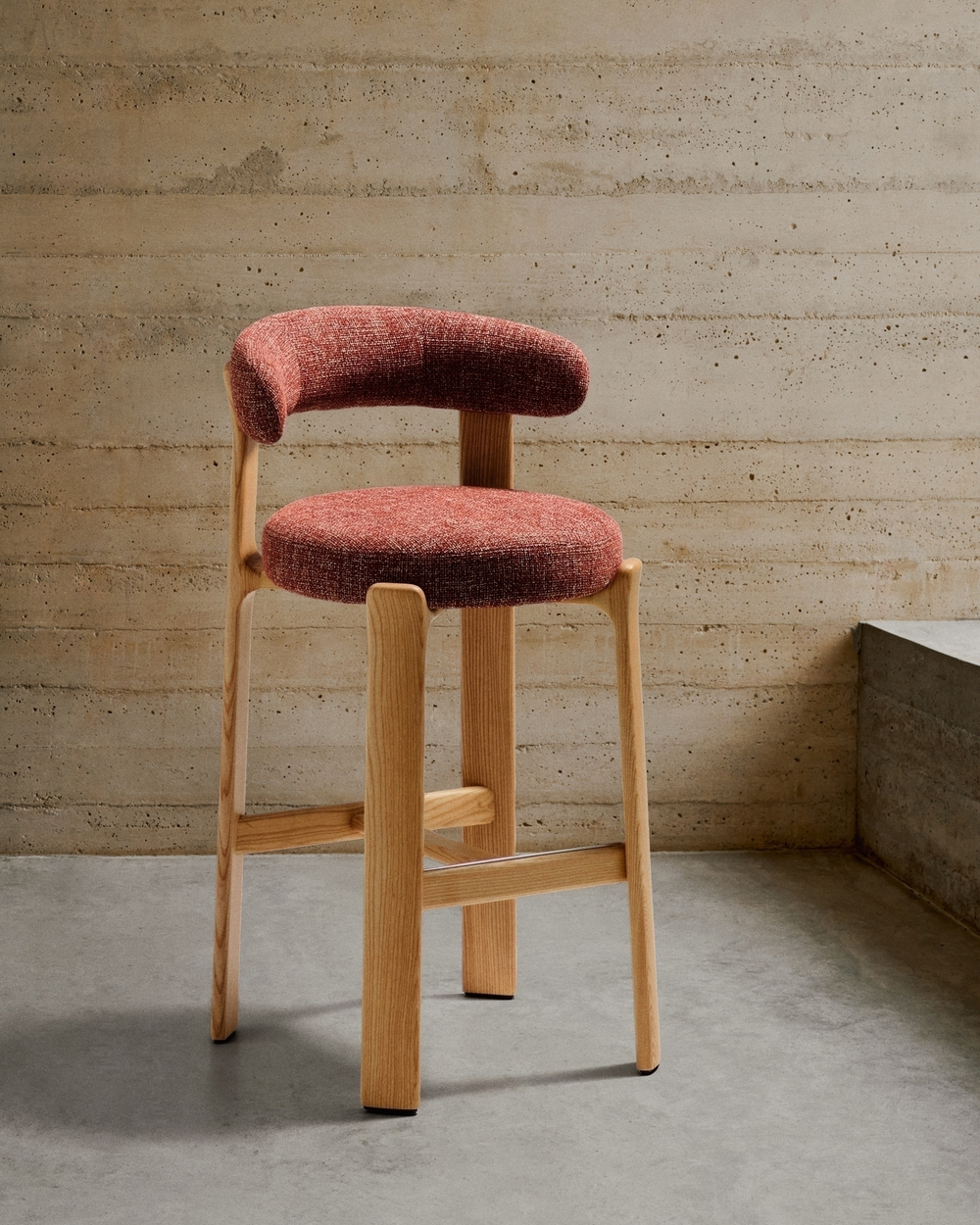 Барный стул Granite из терракотовой синели и ясеня с натуральной отделкой 75 см