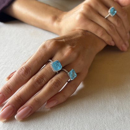 Серебряное кольцо с центральным аквамариновым кварцем и фианитами