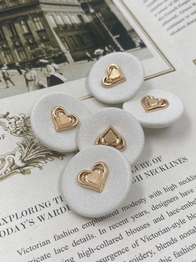 Пуговицы тканевые белые с золотым сердечком