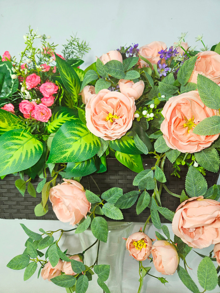 Розы персиковые с зеленью в кашпо ротанг