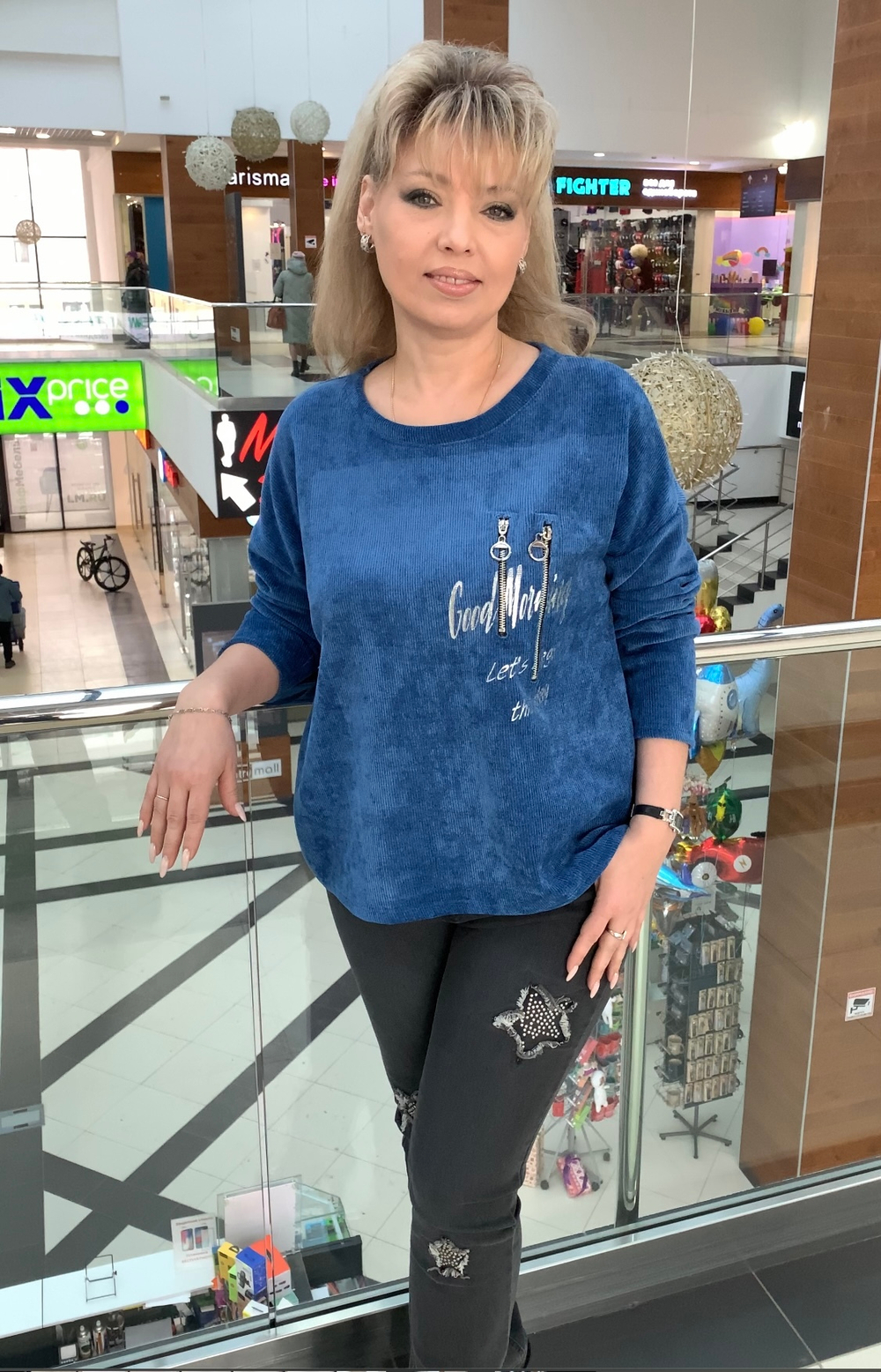 Серые зауженные джинсы со "звездами" из клепок