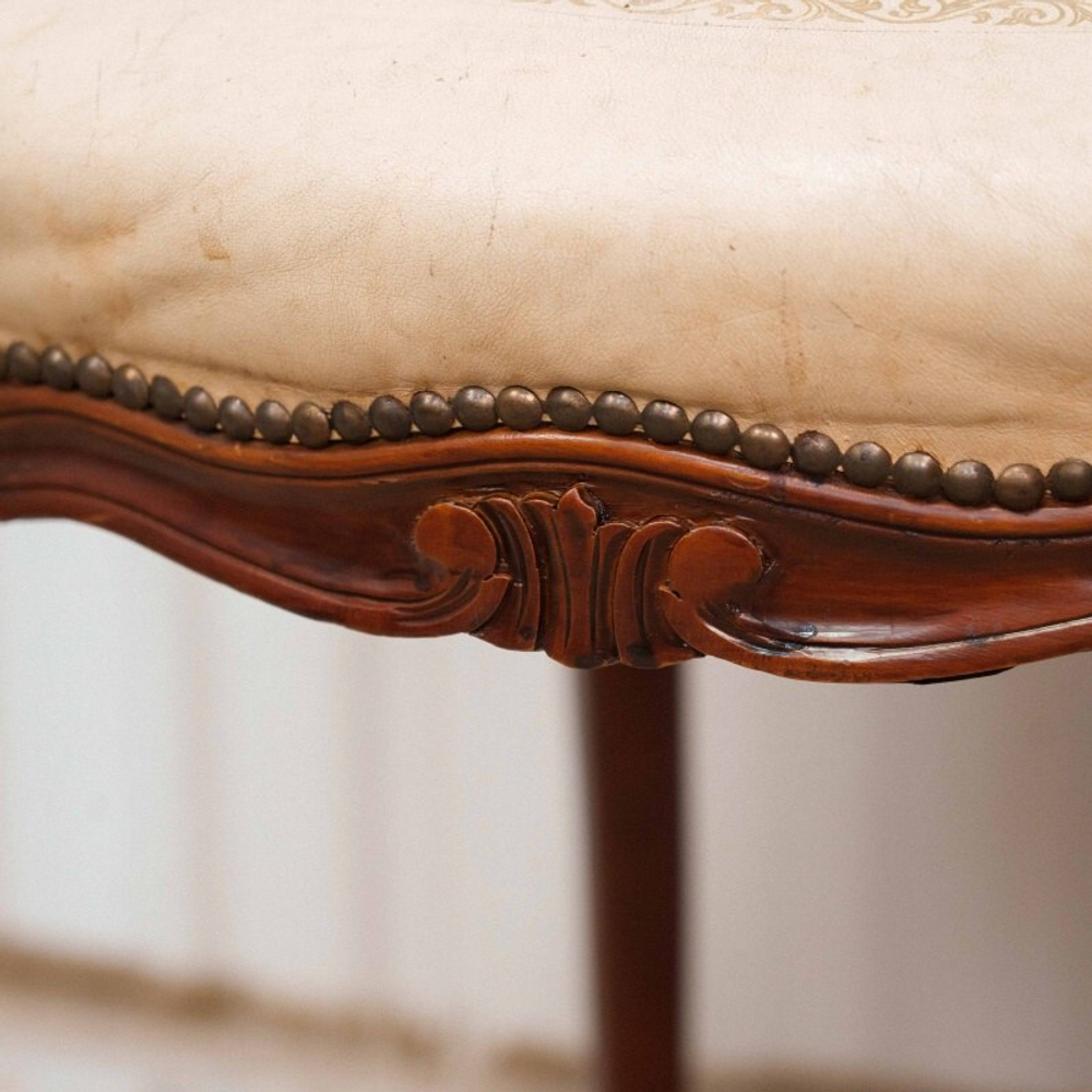 Стул с тисненой золотом кожей