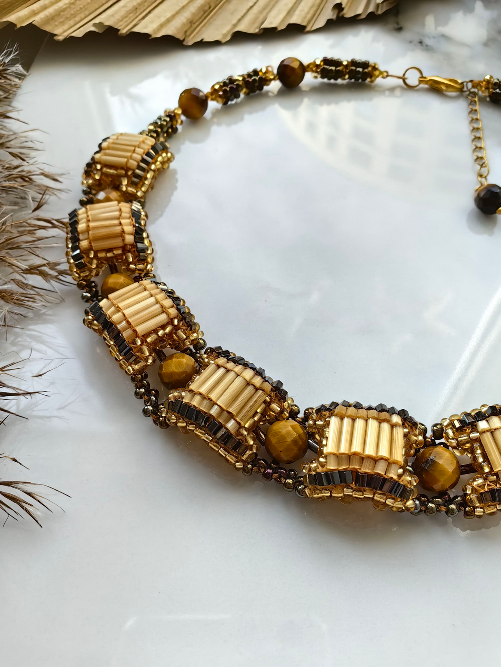 Колье "Надежда" ручной работы из бисера и камня тигровый глаз