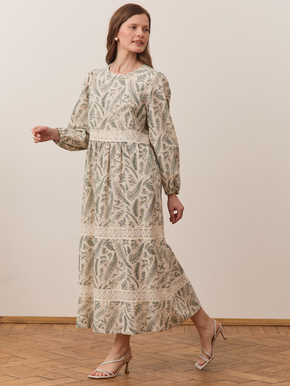 Платье с кружевными вставками