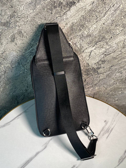 Сумка-слинг Louis Vuitton