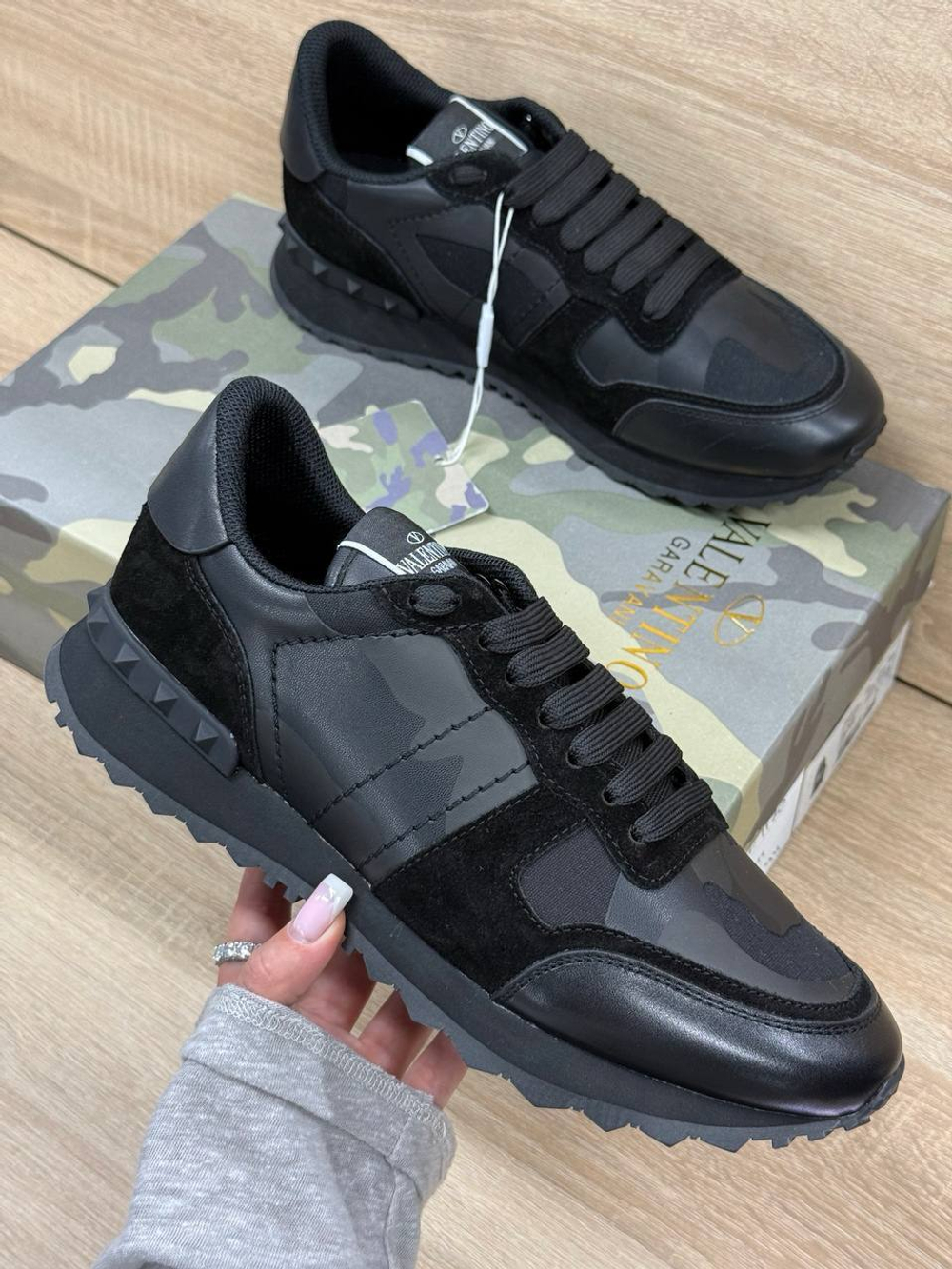 Кроссовки Valentino