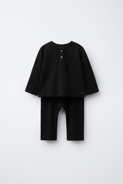 ZARA КОМПЛЕКТ ИЗ ФУТБОЛКИ ХЕНЛИ И ОДНОТОННЫХ БРЮК, ЧЕРНЫЙ