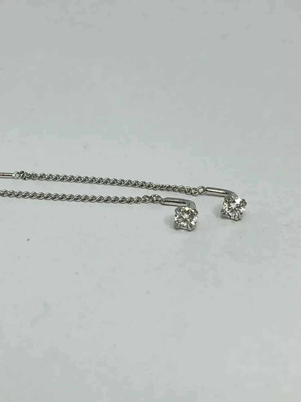 Серебряные серьги протяжки с муассанитом