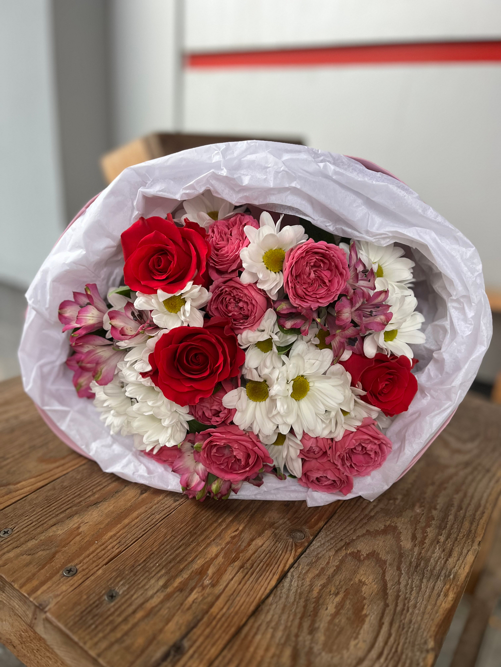 Букет с розой Готча и кустовыми розами