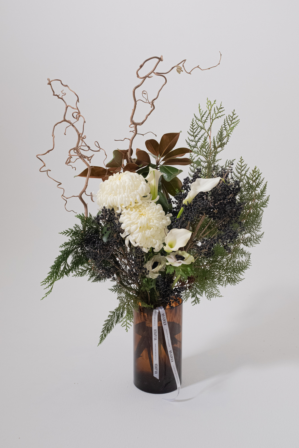 купить роскошный зимний букет с белыми цветами