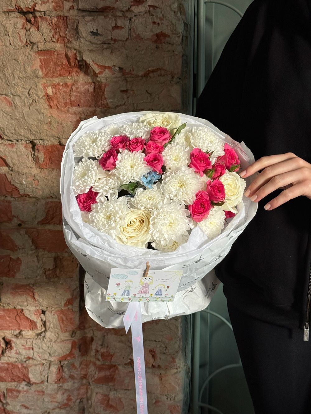 Букет из кустовой пионовидной розы, одноголовых роз, оксипеталума и хризантемы