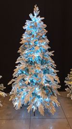 Заснеженная ель с гирляндой «Россо» холодный свет (Литая+пвх) 180 см / 1,8 м