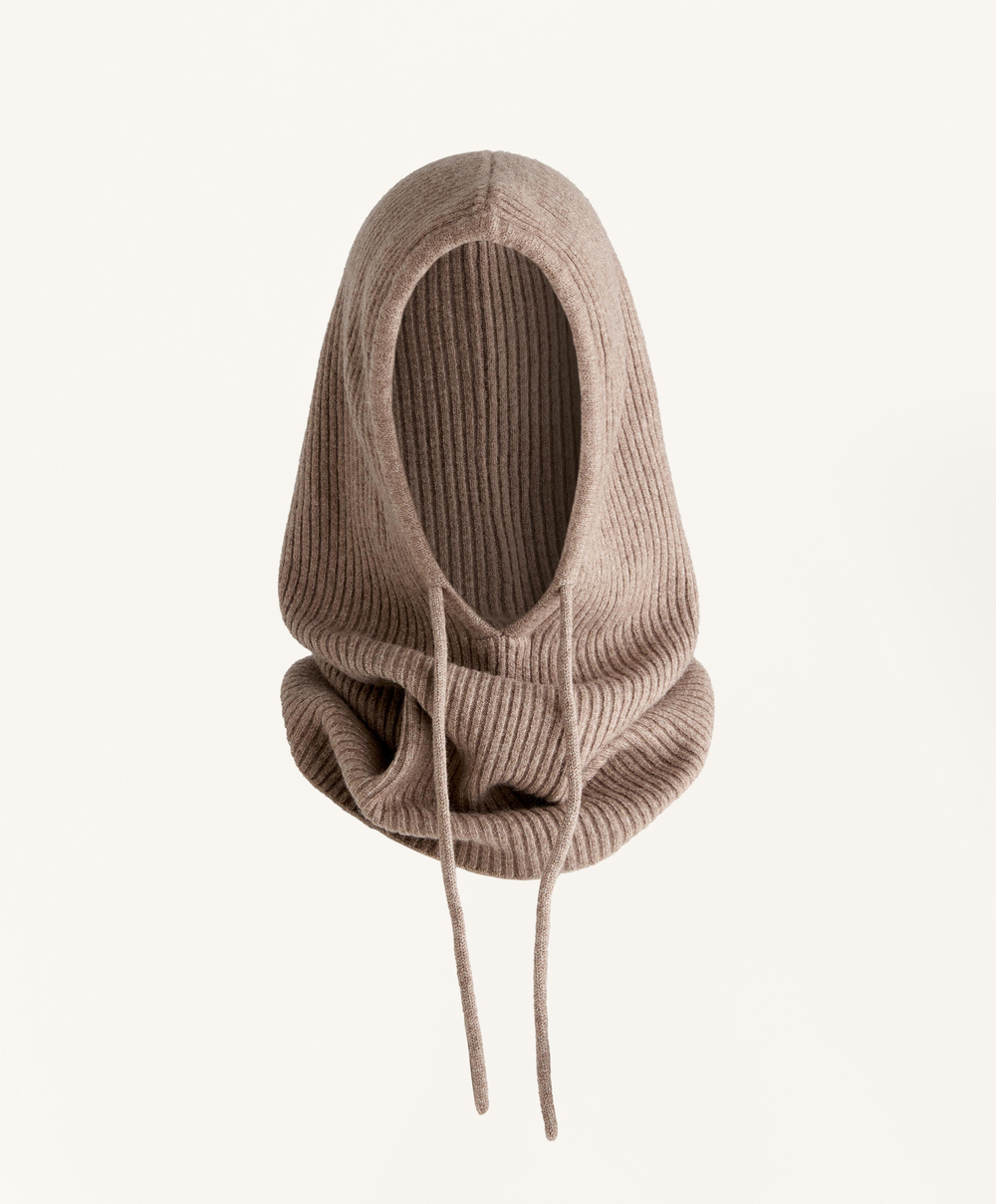 OYSHO Вязаная балаклава в рубчик, серо-коричневый