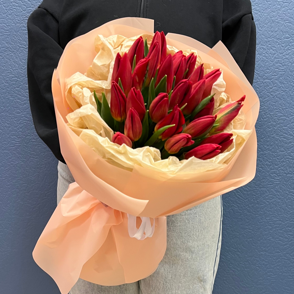 Букет свежих красных тюльпанов