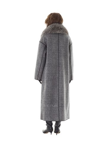 Серое пальто на поясе с меховым воротником