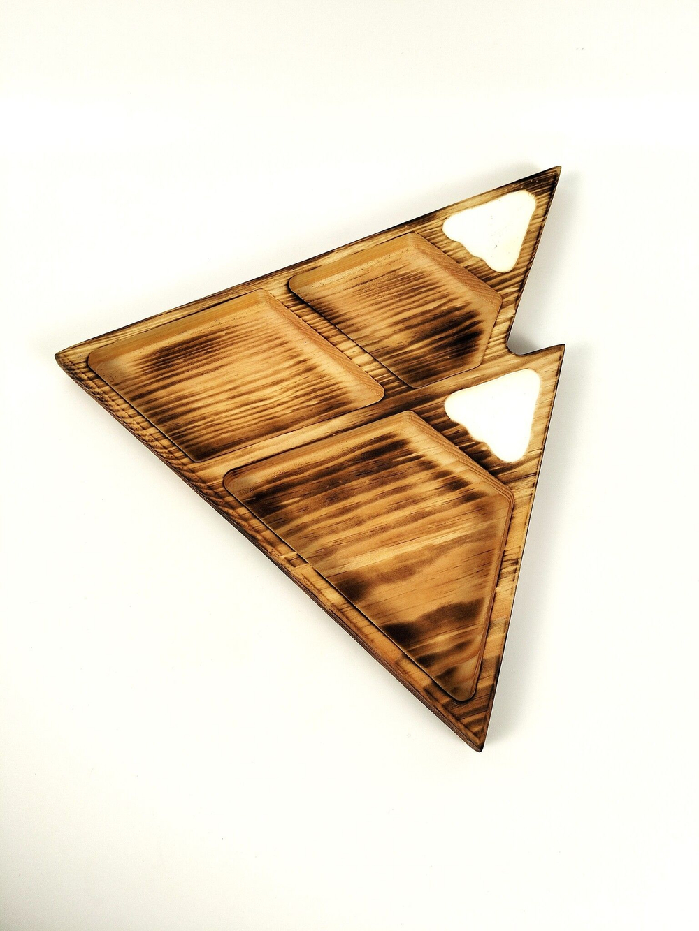 Деревянная менажница из кедра с эпоксидной смолой