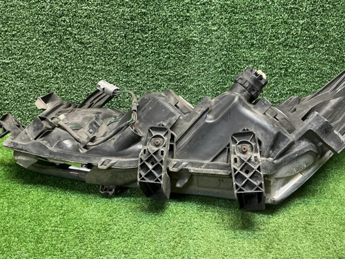 Фара правая Toyota Corolla E160 (12-16) галоген