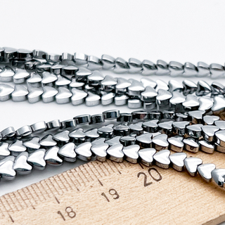 Гематит Сердце бусины (имитация), цвет серебристый, размер около 3,8 мм, цена за отрезок 19 см (1/2 нити)