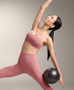 Oysho Спортивный бюстгальтер Comfortlux с перекрещивающимися бретелями и легкой поддержкой, светло-розовый