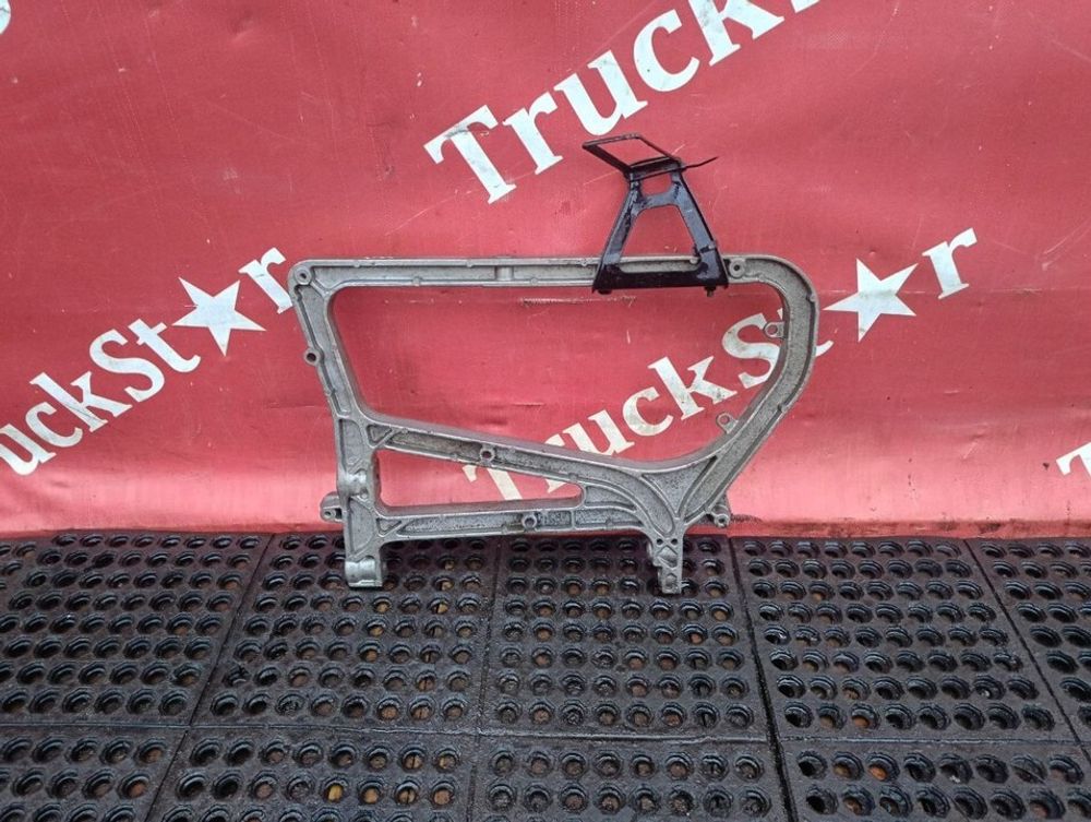 Кронштейн глушителя 2017 г.