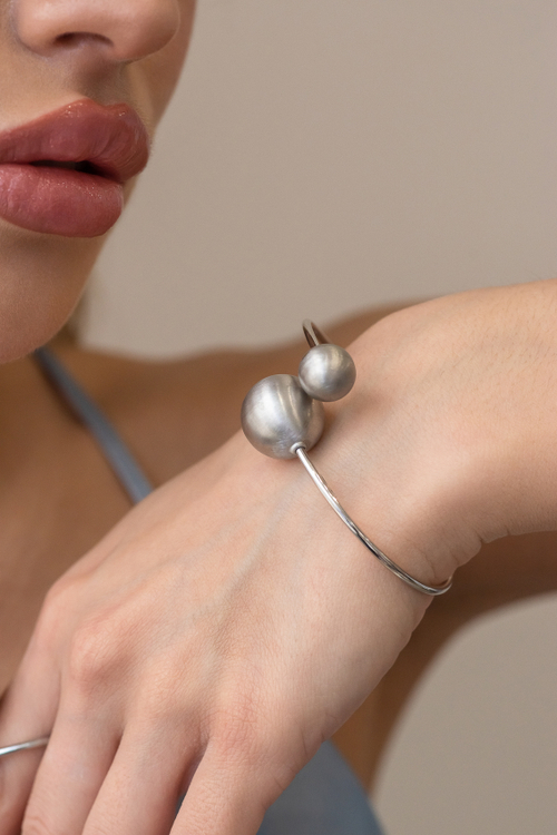 Браслет жесткий с шарами