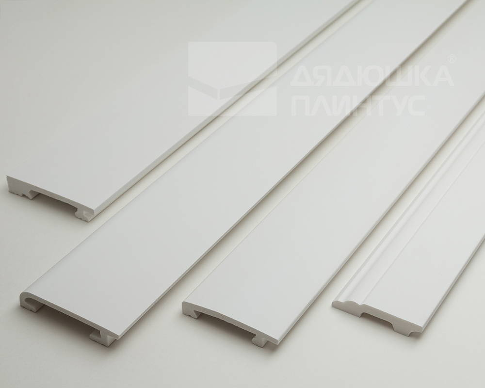 Белый плинтус из UHD Polymer. Длина 2400 мм. Высота 80 мм. Ширина 15 мм.