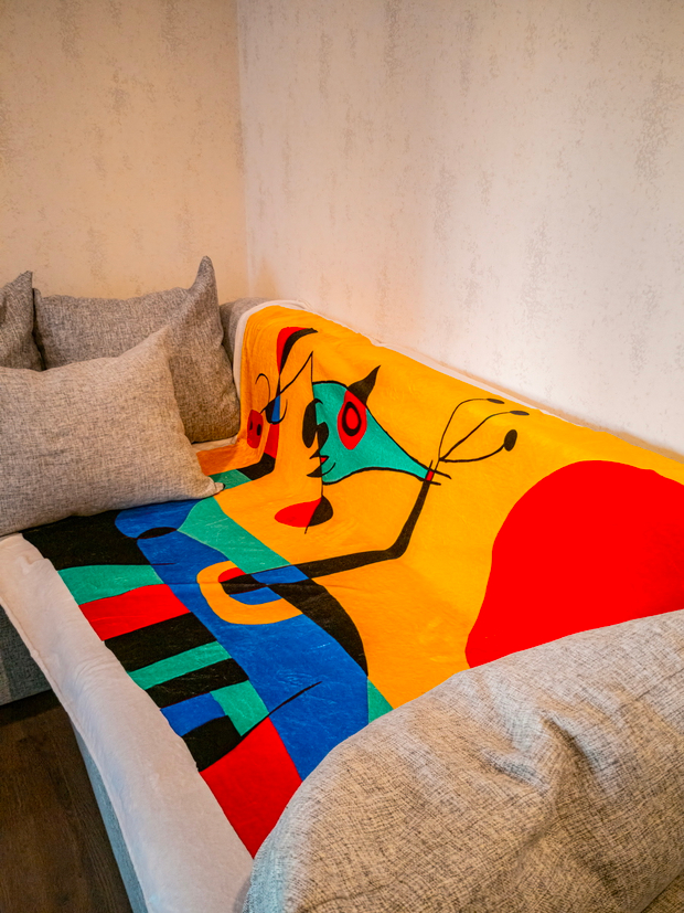 Плед "Миро", по мотивам литографии, созданной на камне каталонским художником сюрреалистом Жоаном Миро