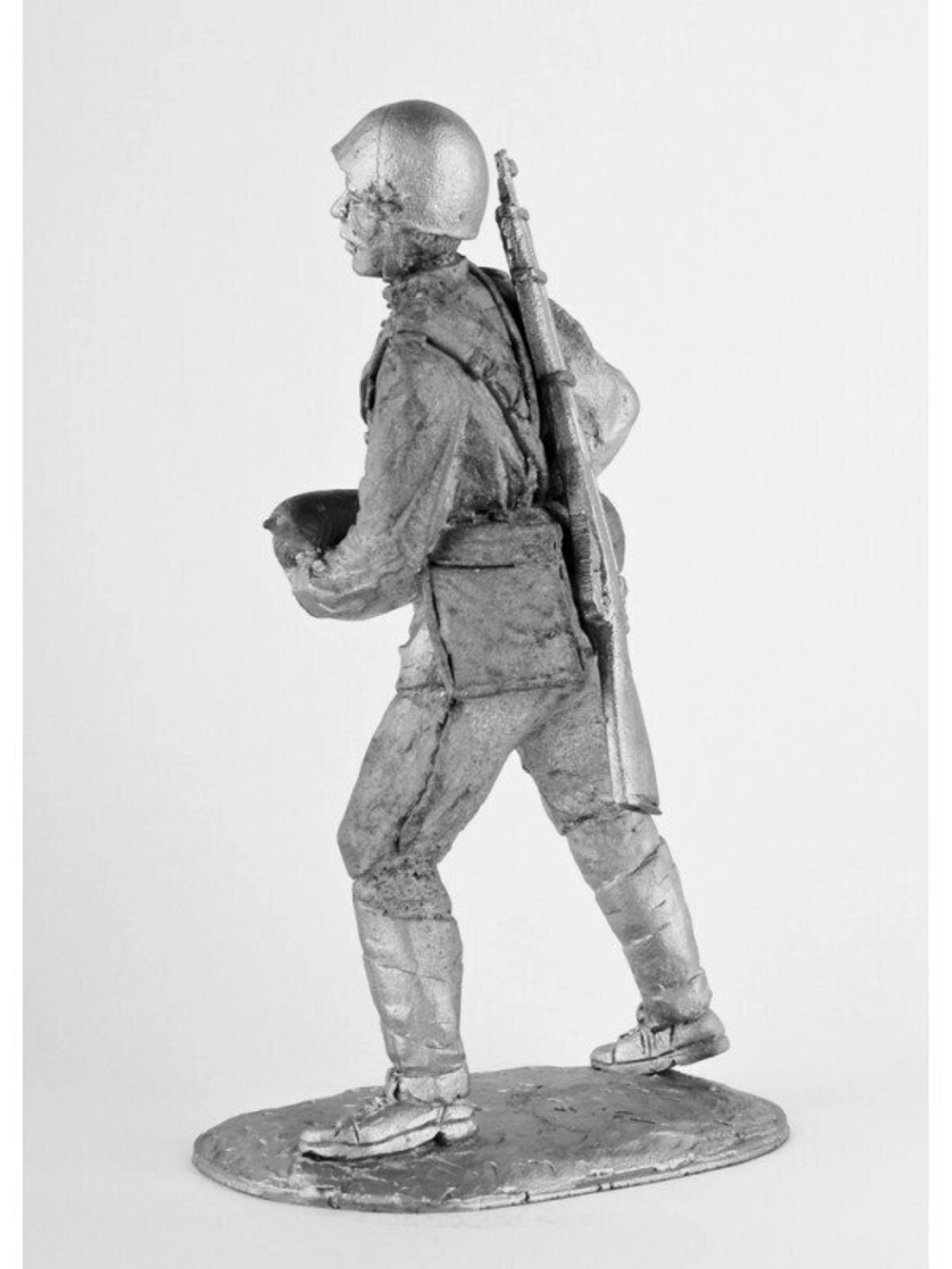 Оловянный солдатик Рядовой заряжающий из расчета миномета