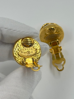 Клипсы Chanel с «жемчугом» и лого