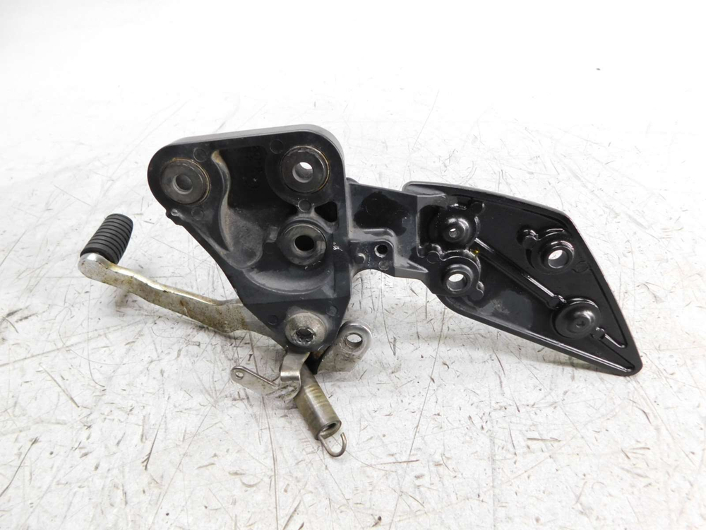 Подножка водительская правая Yamaha FZ1 Fazer RN21J (с кронштейном и лапкой)