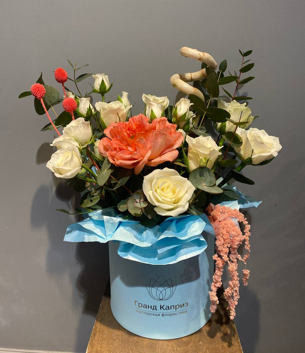 Композиция "Нежность на белом фоне"