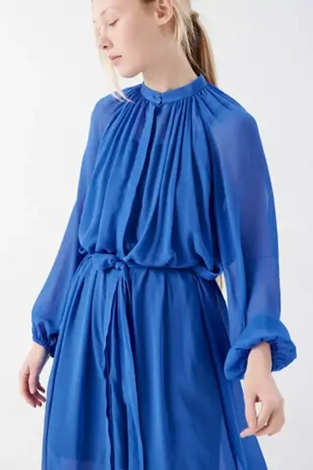 Платье со сборкой синего цвета