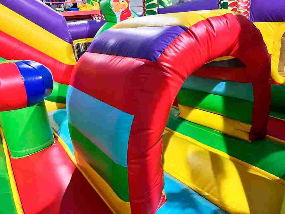 Коммерческий надувной батут "Приключения попугаев", 5x5x3 м.