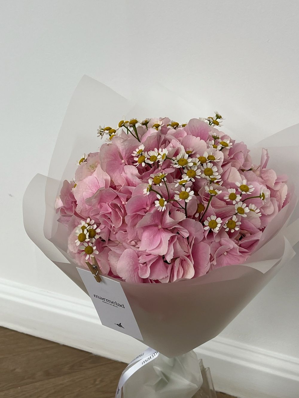 Букет из гортензии и ромашки