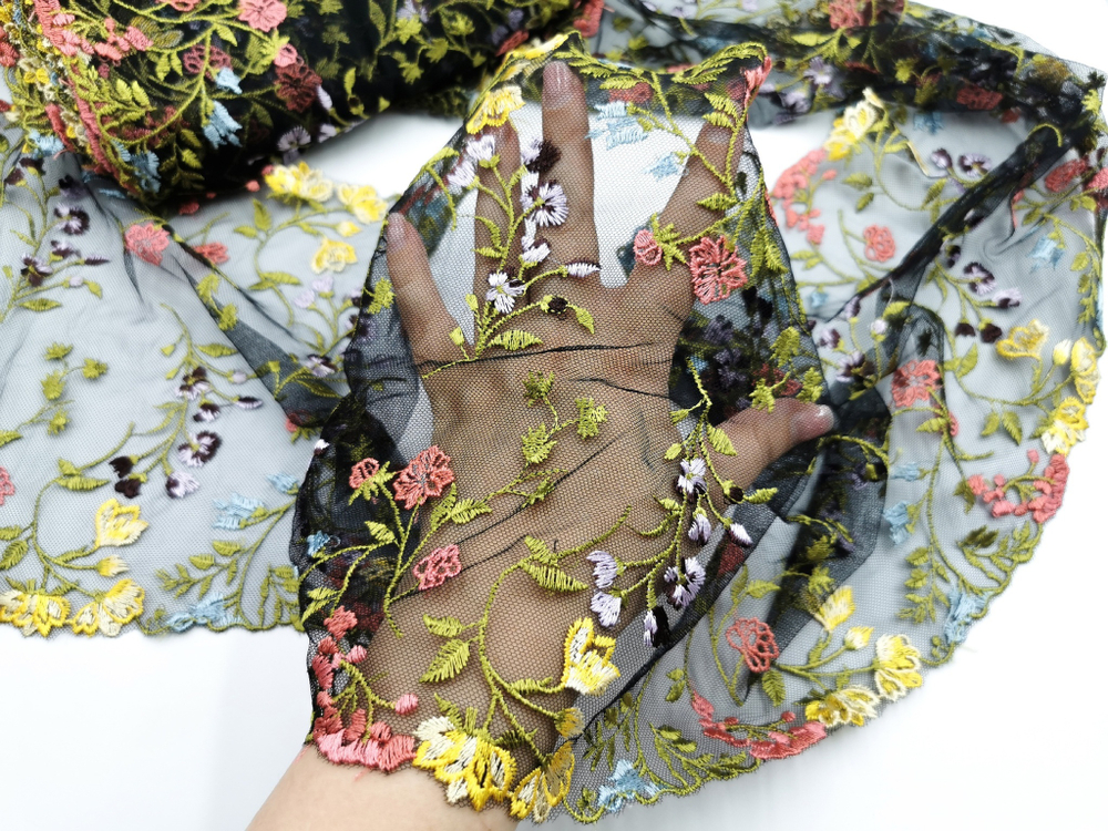 Вышивка на сетке, 24 см,  полевые цветы на черном фоне (Артикул: VS-2027), м