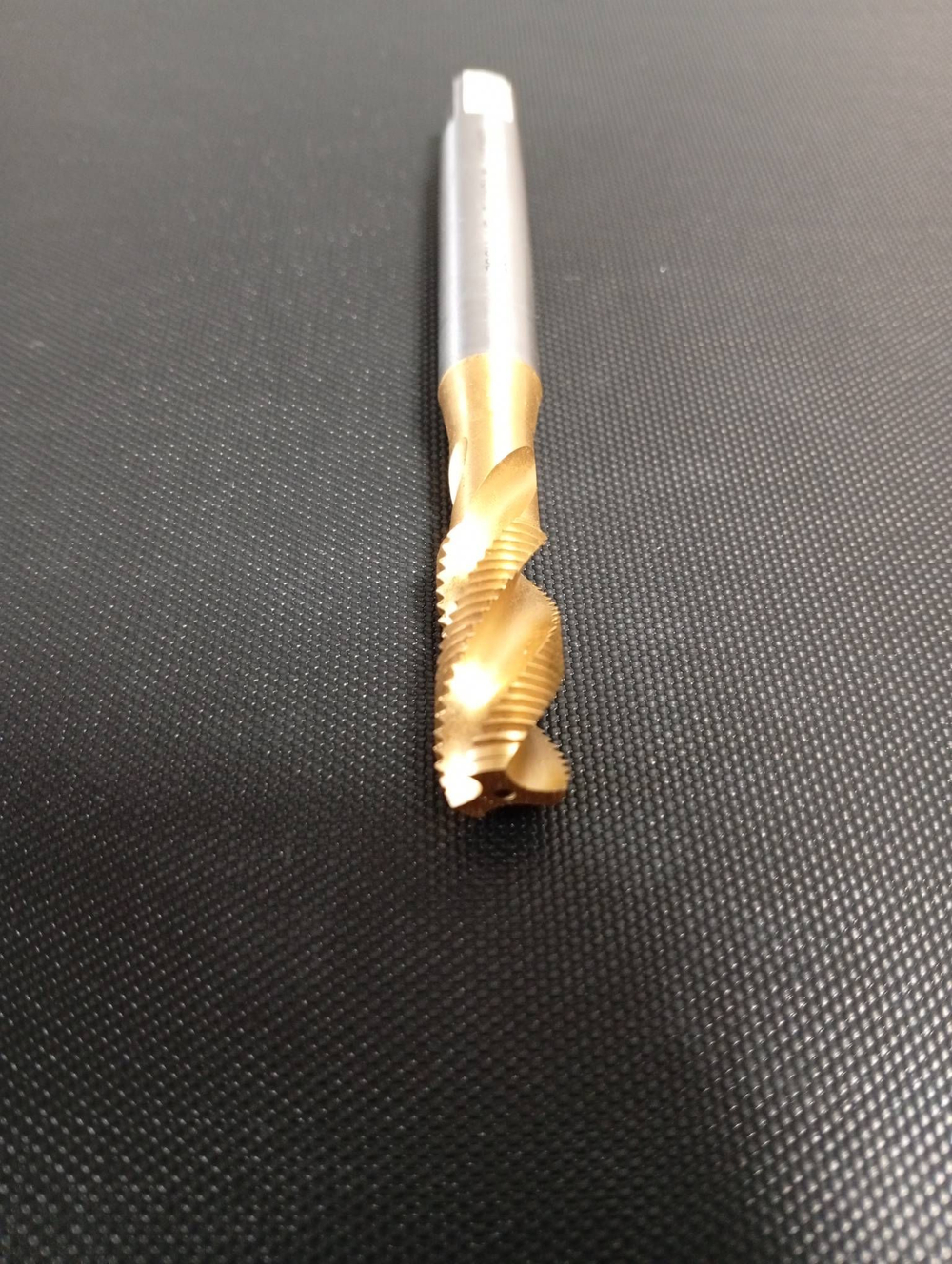 Метчик машинно-ручной М10х1.0 DIN 374 HSSE для глухих отверстий с винтовой канавкой с покрытием TiN