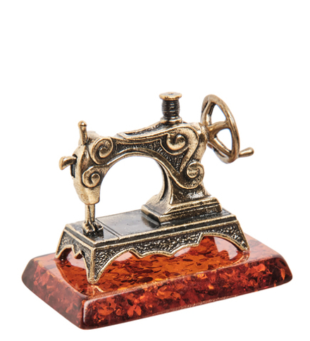 Народные промыслы AM-1786 Фигурка «Швейная машинка» (латунь, янтарь)