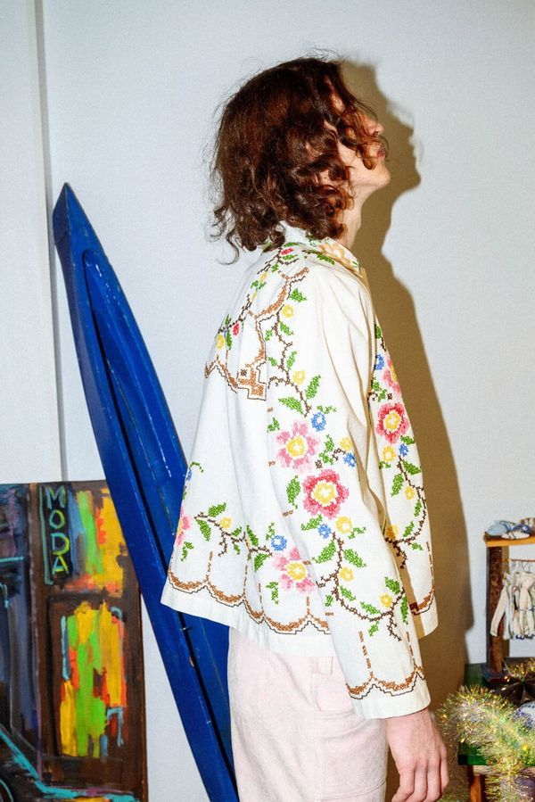 Рубашка Украшенная Яркой Вышивкой / Big Pink Flowers Long Sleeve белая - фото 4