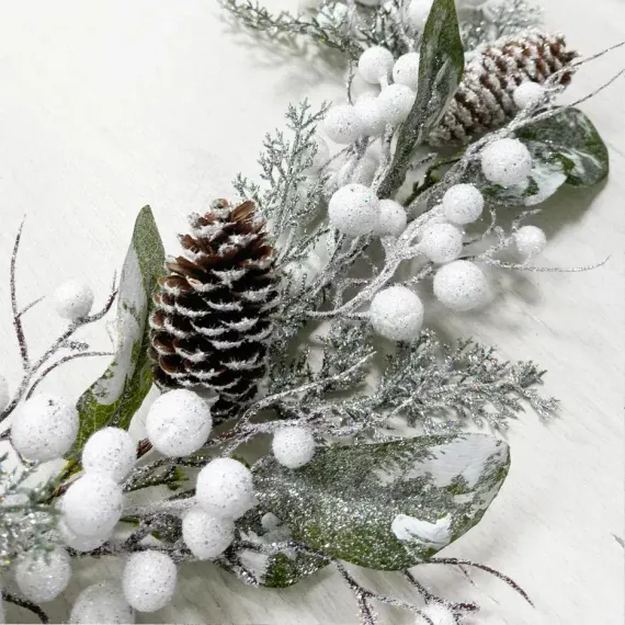 Гирлянда заснеженная Блестящая с белыми ягодами и шишками 130 см., Christmas DeLuxe (89187)