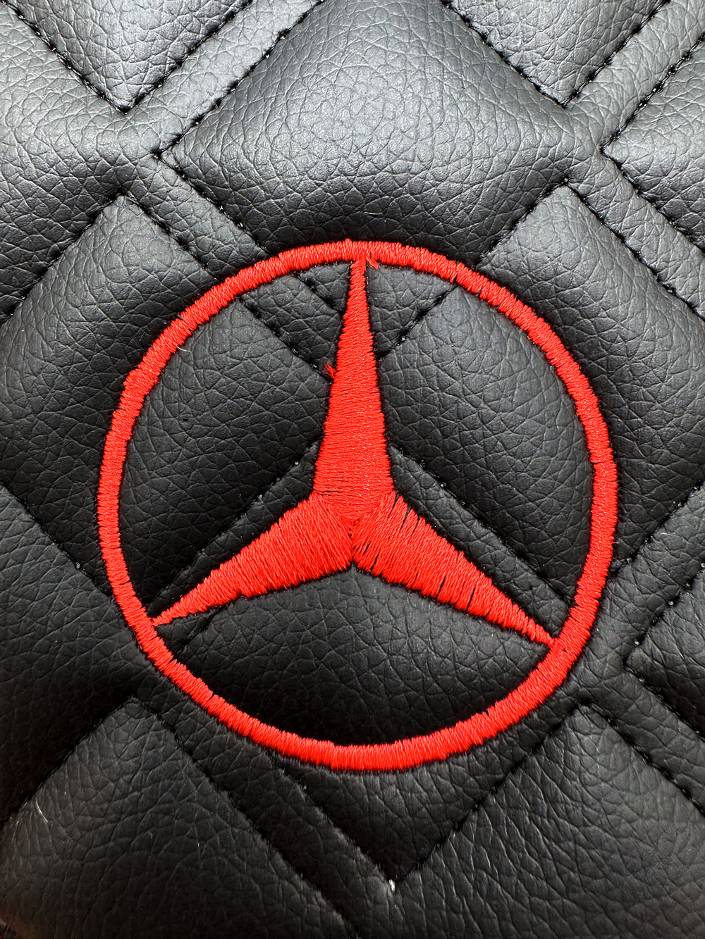 Вымпел тройной Mercedes (экокожа, черный с красными кисточками)