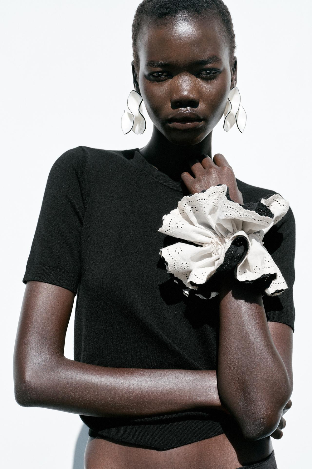 ZARA БАЗОВЫЙ ОДНОТОННЫЙ ТРИКОТАЖНЫЙ ТОП С КОРОТКИМИ РУКАВАМИ, ЧЕРНЫЙ