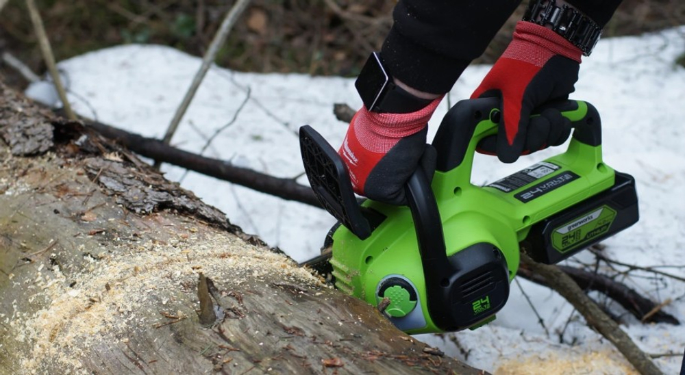 Пила цепная аккумуляторная GREENWORKS G24CS25 24V, 25см, АКБ 8Ач и ЗУ 2007707UH