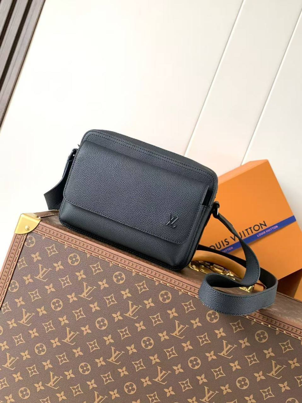 Сумка-мессенджер Louis Vuitton