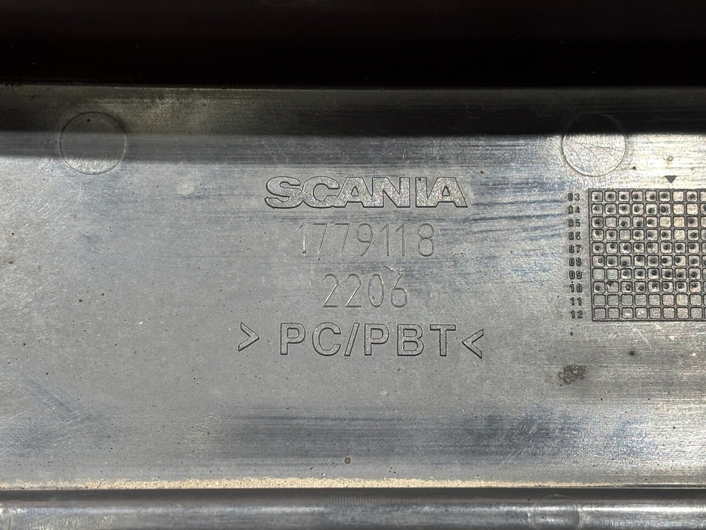 Накладка подножки левая