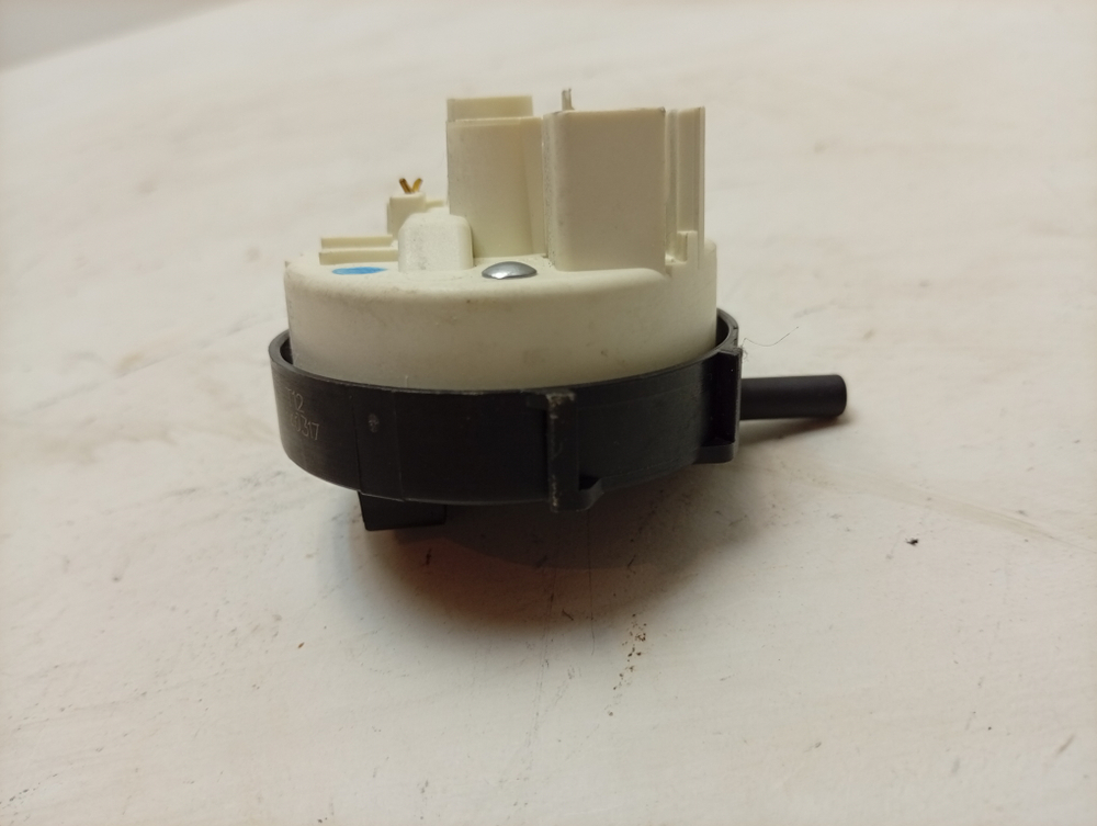 AWS71212 кт20 Датчик уровня воды для стиральной машины Whirlpool Hotpoint-Ariston 461971402451 б/у